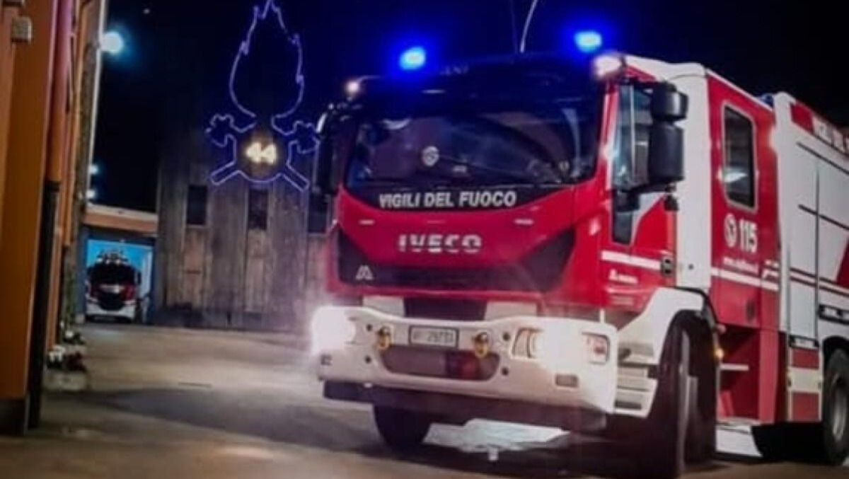 Camper in fiamme in una traversa di Via Isonzo a Latina. Si sospetta il dolo. - 