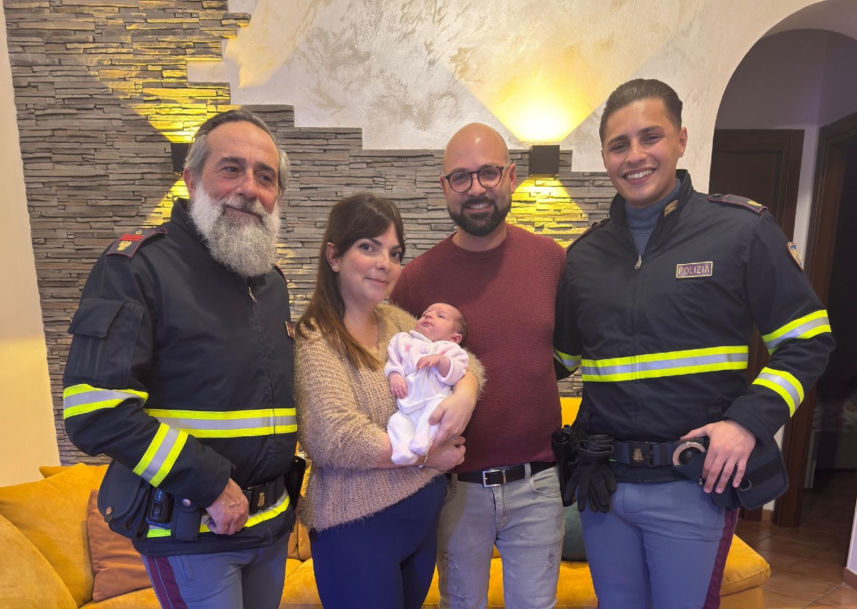 RISCHIA DI PARTORIRE SULLA PONTINA, SCORTATA DALLA POLIZIA STRADALE DI APRILIA - 