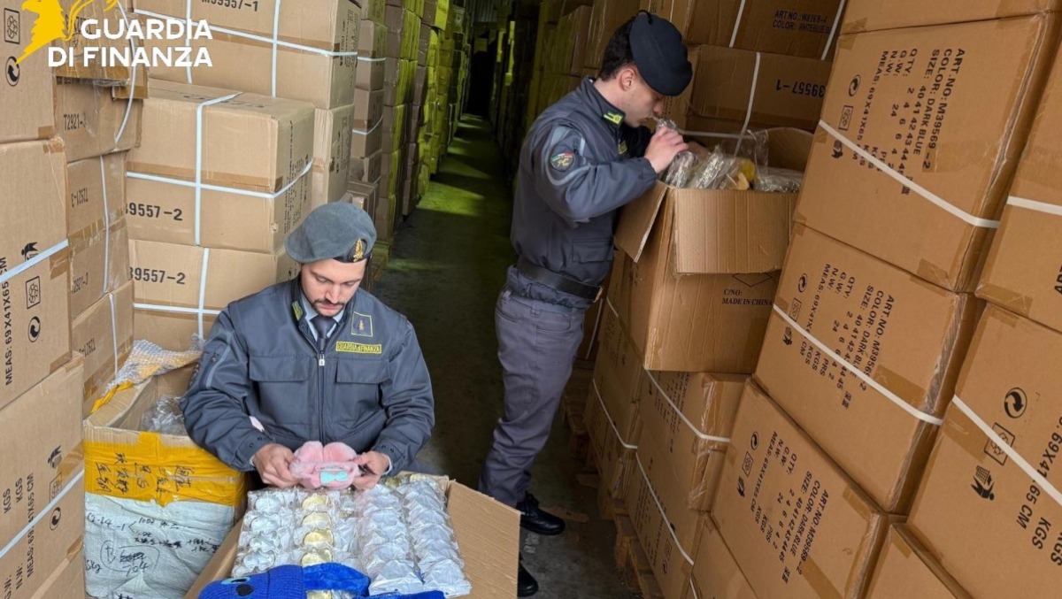 Articoli di bigiotteria e giocattoli non sicuri: sequestro della Finanza del Comando Provinciale di Roma. - 