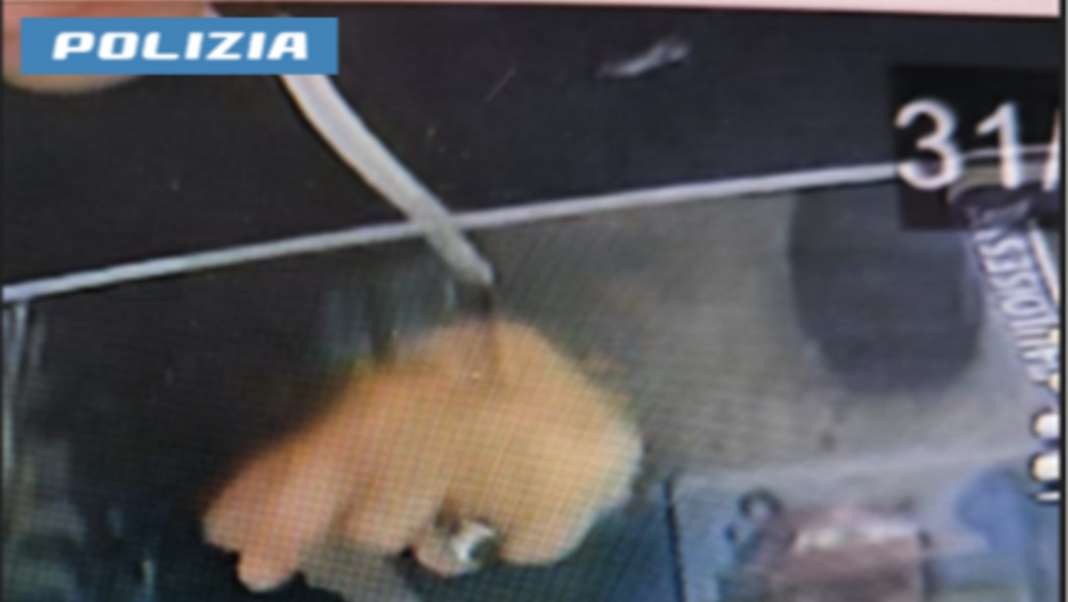 Latina, tabaccaio rapinato dell'incasso di 5mila euro sotto casa. La Polizia cattura uno dei responsabili. - 