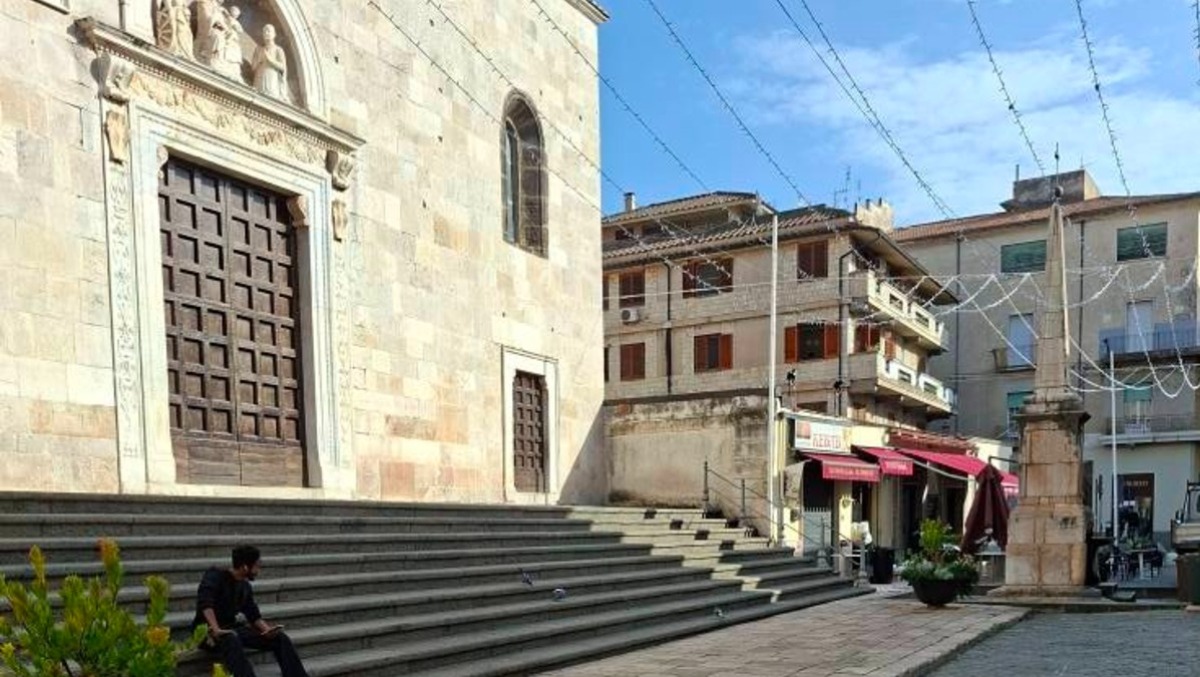 Controlli amministrativi della Polizia in alcune attività commerciali a Fondi: chiusure e sanzioni. - 