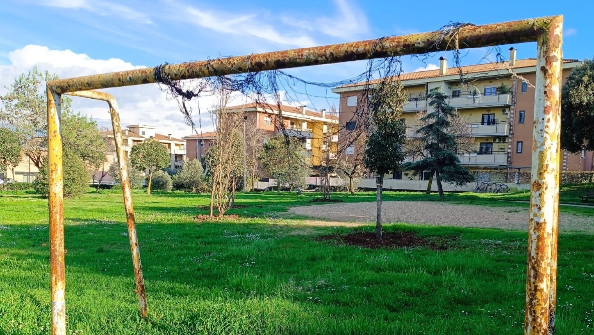 Aprilia, erba alta e giochi scomparsi. “Il parco di via Caligola in completo stato di abbandono. - 