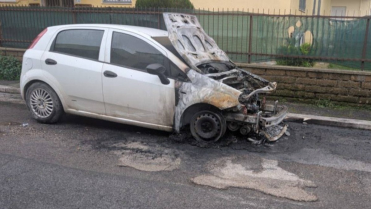 Auto in fiamme nel cuore della notte ad Aprilia. - 