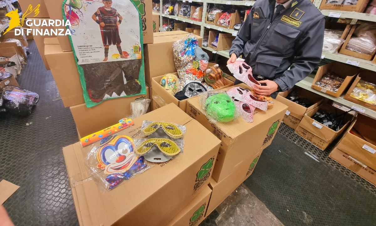 Pomezia, accessori e vestiti di carnevale senza marcatura CE: scatta il sequestro. - 