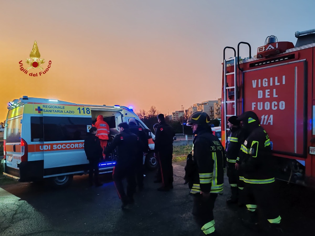 Si getta nel canale dei pescatori per sfuggire ai Carabinieri, viene tratto in salvo dai vigili del fuoco. - 