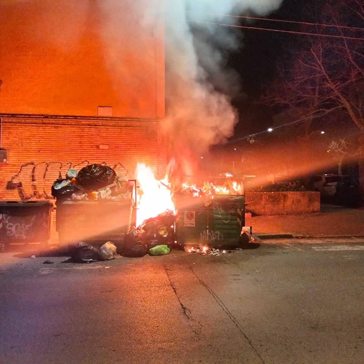 Rifiuti in fiamme al Quartiere Nicolosi - 