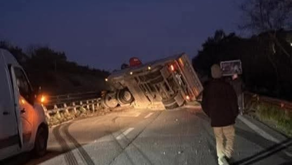 TIR SI RIBALTA SULLA PONTINA, strada riaperta dopo oltre 6 ore  - 