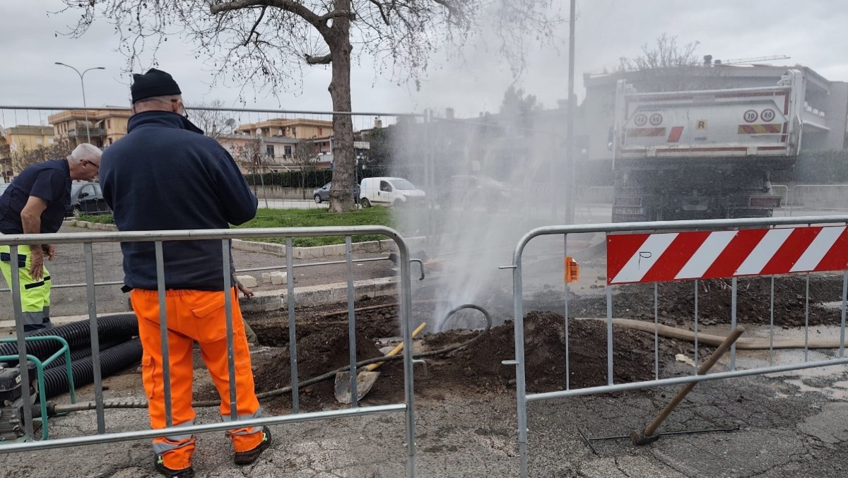 Aprilia - Bucata tubatura durante dei lavori, l'acqua sgorga come un geyser  - 