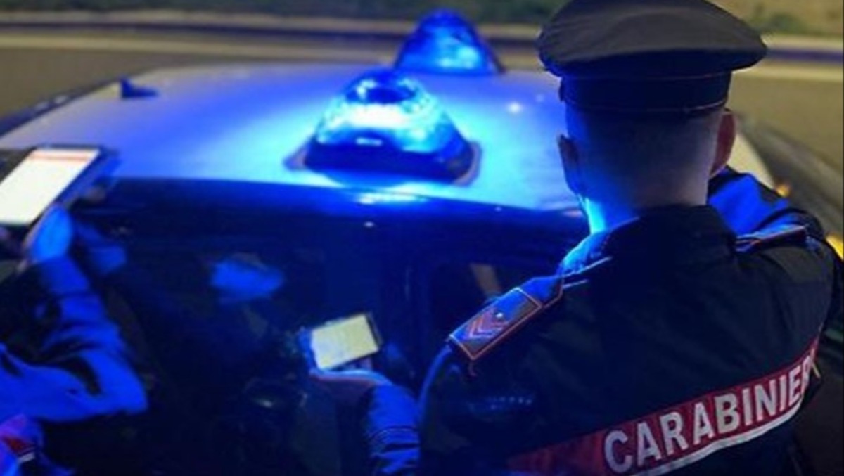 Alla guida dell’auto del padre, non si ferma all’alt dei Carabinieri. - 