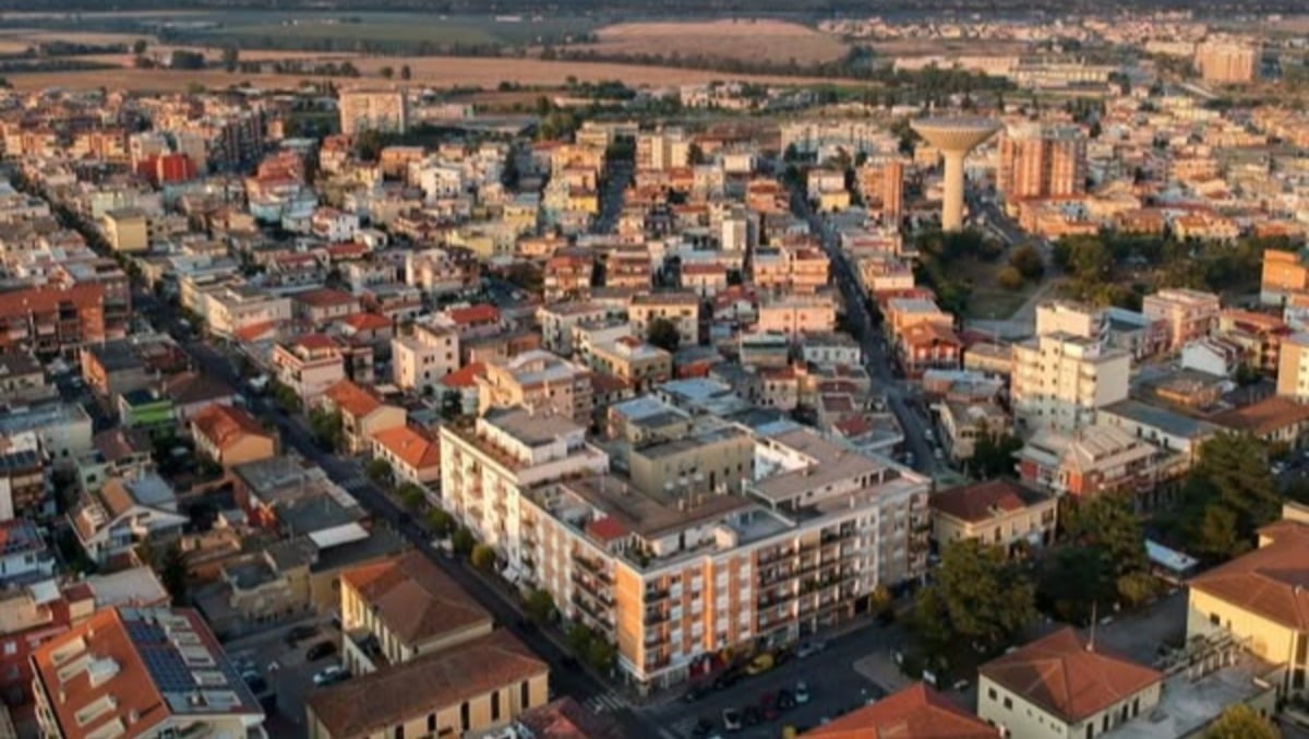 APRILIA - DISABILE ALLONTANATO DAL BAR: "LA SUA CARROZZINA ELETTRICA RIGA IL PAVIMENTO" - 