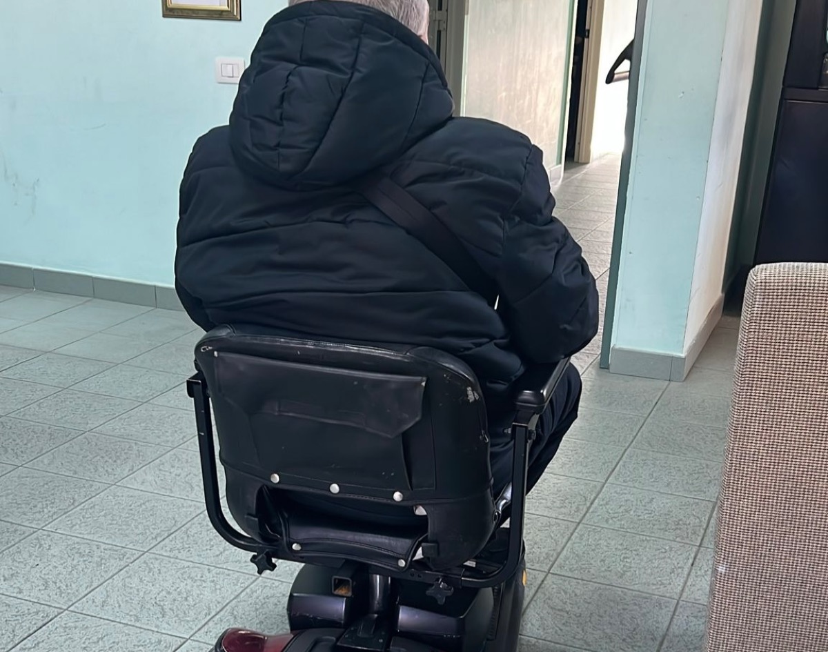 APRILIA - DISABILE ALLONTANATO DAL BAR: "LA SUA CARROZZINA ELETTRICA RIGA IL PAVIMENTO"