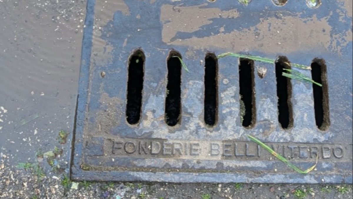 Ennesima perdita d’acqua ad Aprilia, in pieno centro cittadino. - 