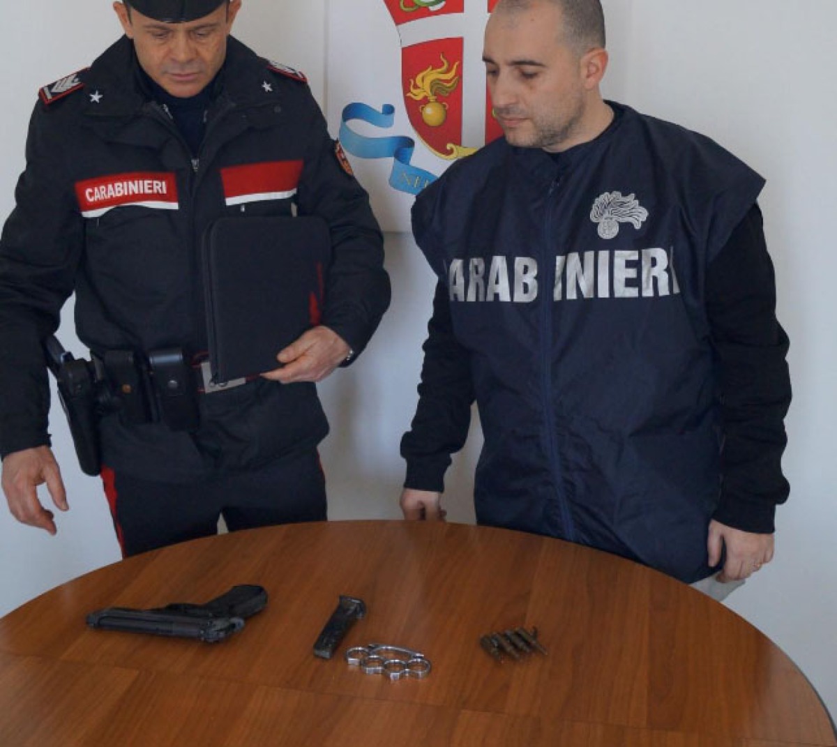 Minacciano un meccanico con la pistola per un lavoro fatto male, un arresto e una denuncia a Terracina - 