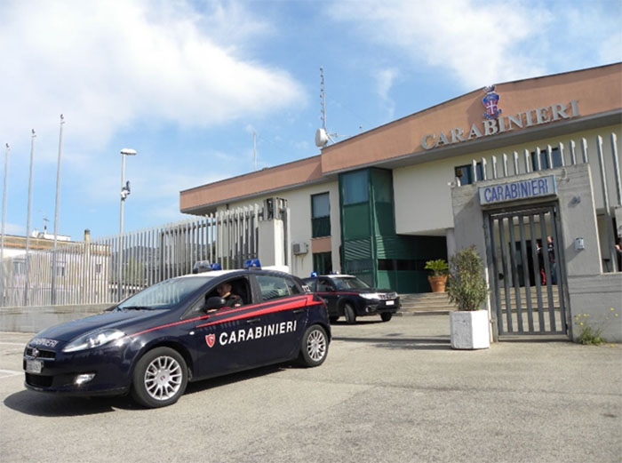 Tenta di incendiare un’auto ed una moto in strada. Denunciata una donna di Terracina. - 