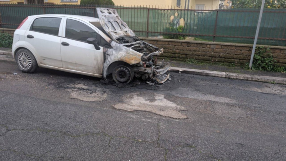 auto in fiamme in via Guidi ad Aprilia