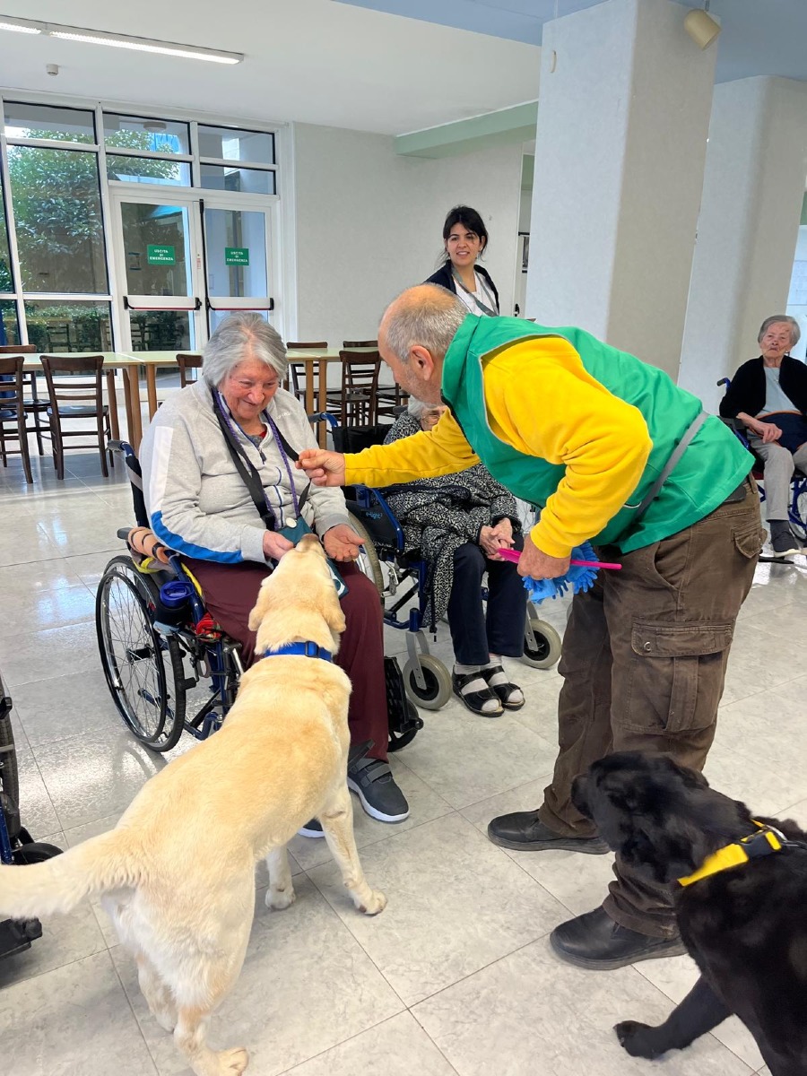 Pet therapy con l'associazione di Aprilia "Le Carezze di Riccardo"