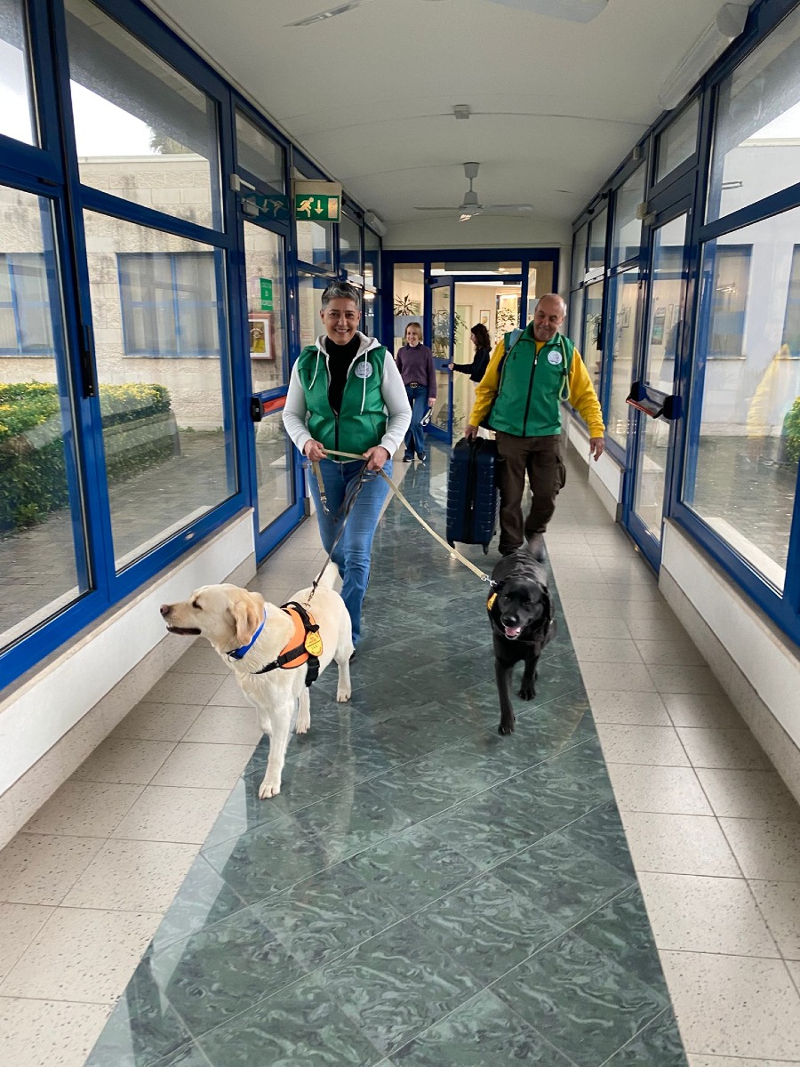 Pet therapy con l'associazione di Aprilia "Le Carezze di Riccardo"