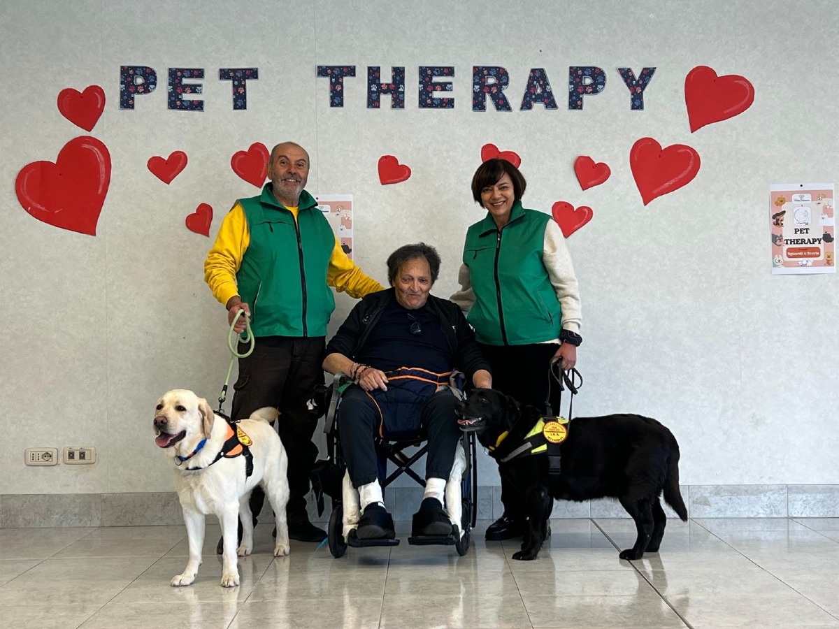 Pet therapy con l'associazione di Aprilia "Le Carezze di Riccardo"