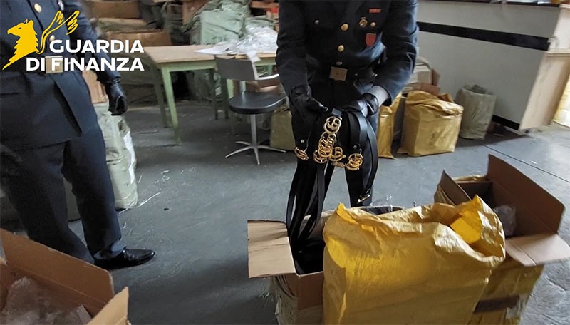 gli accessori di carnevale sequestrati dalla Finanza