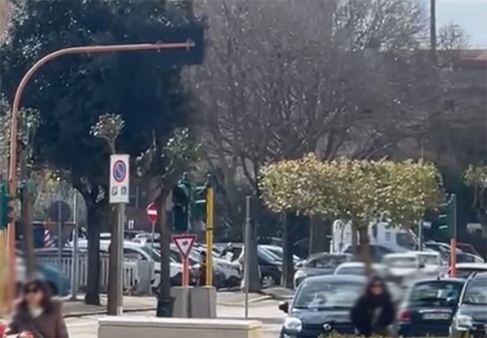 il semaforo tra via Costantino e via De Gasperi