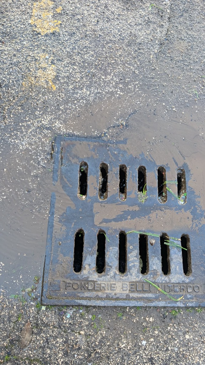 Perdita d'acqua in Largo Marconi ad Aprilia