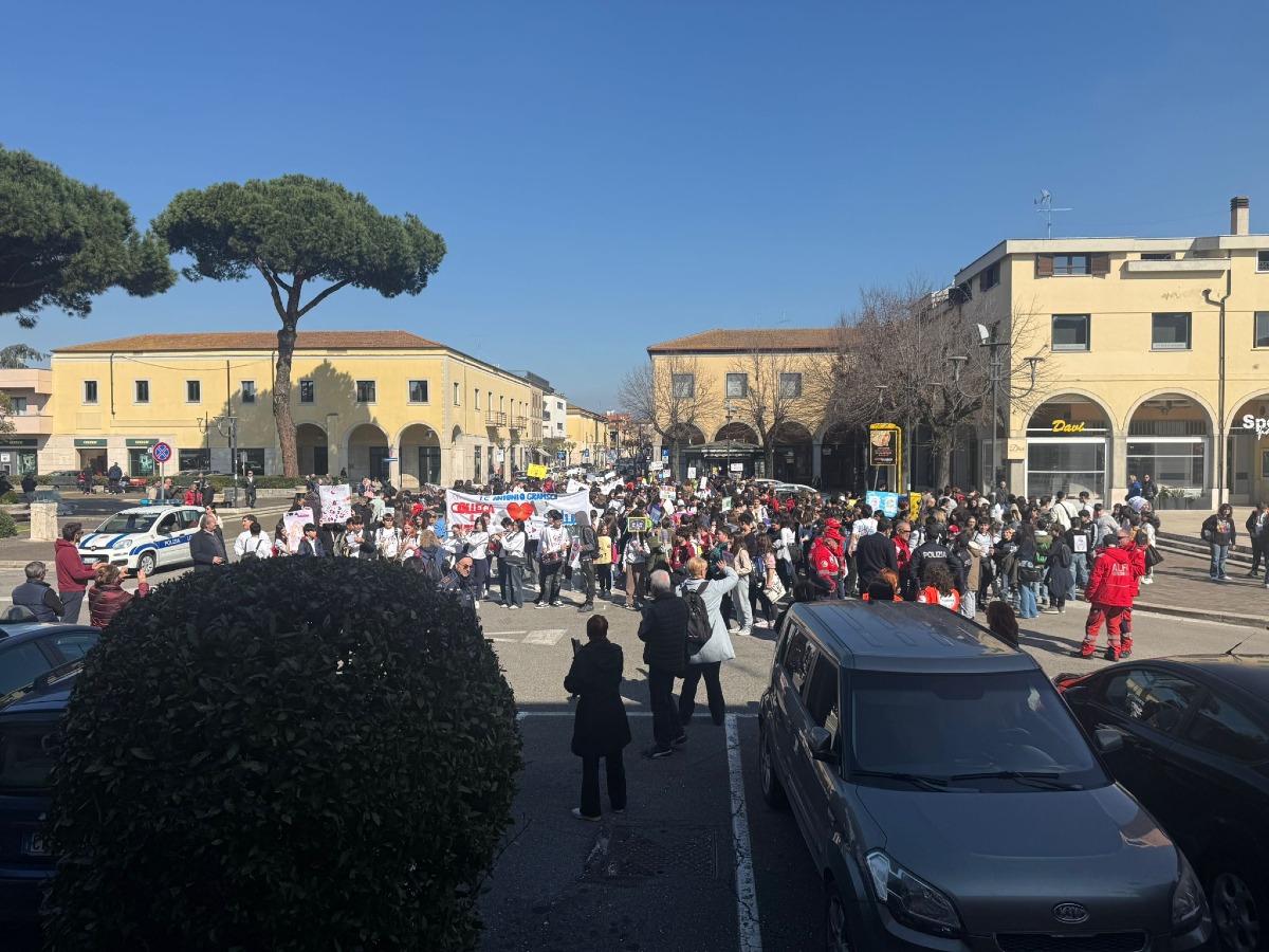 Aprilia, la marcia contro il bullismo