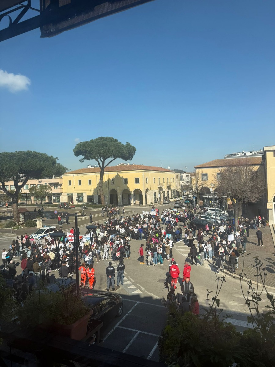 Aprilia, la marcia contro il bullismo