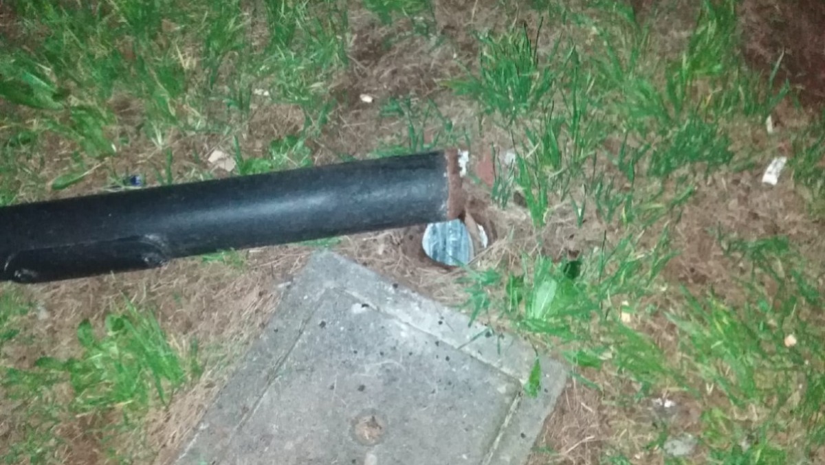 Aprilia - Palo della pubblica illuminazione si spezza e precipita - 