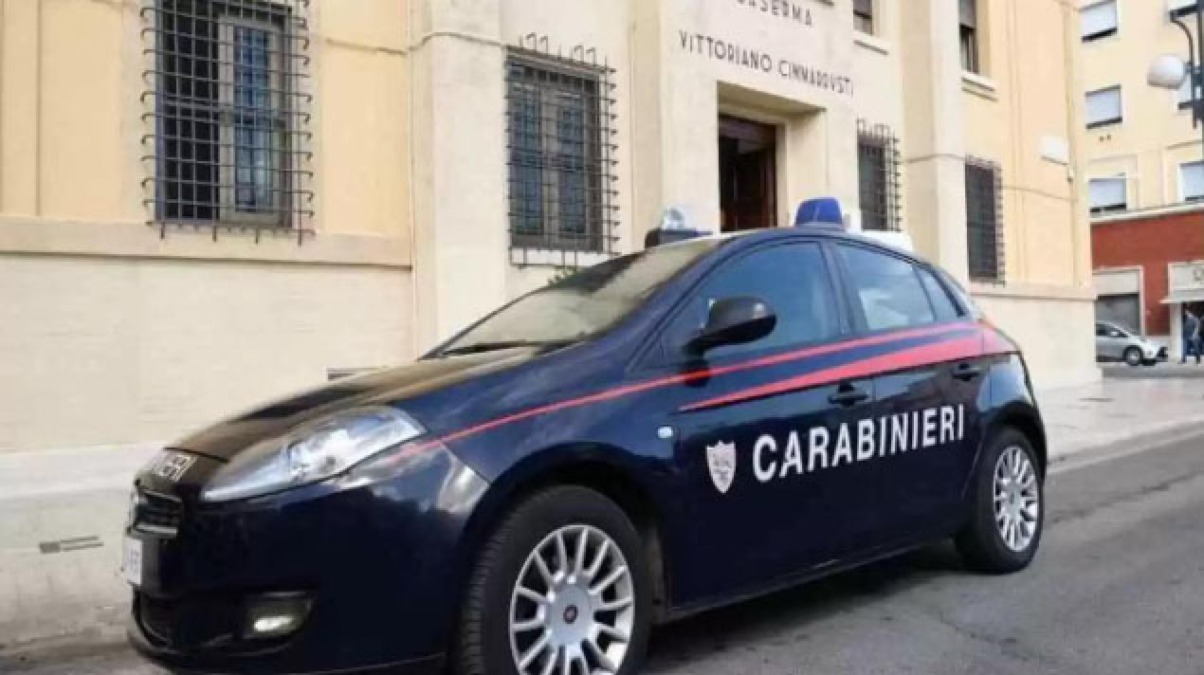 Finge di essere un Carabiniere e si fa versare 200 euro - 