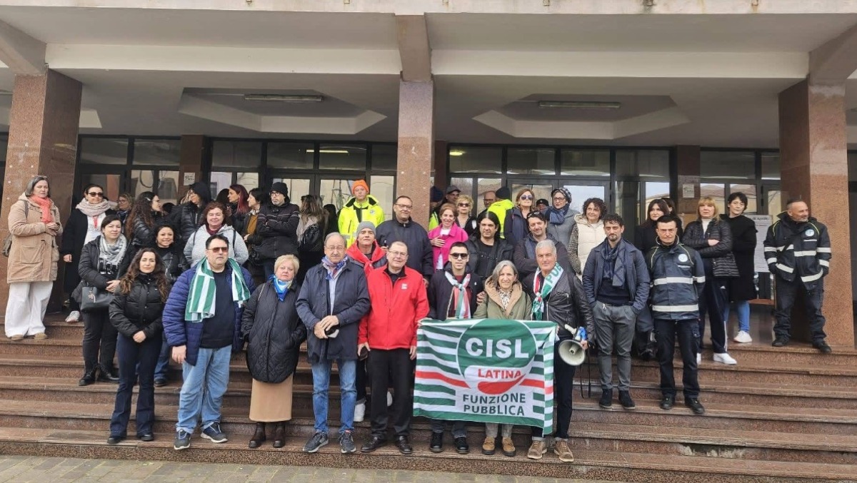 APRILIA MULTISERVIZI, LA PROTESTA IN COMUNE: "Vergogna" - 