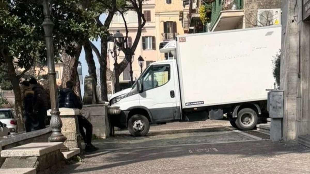 Albano, furgone fuori controllo scende la scalinata da via Marconi. - foto di Mario Pepe