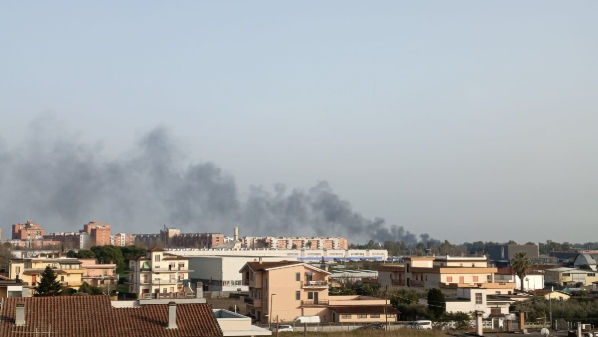 Grosso incendio nel pomeriggio in via Mediana, nella zona di Campoverde, ad Aprilia. - 
