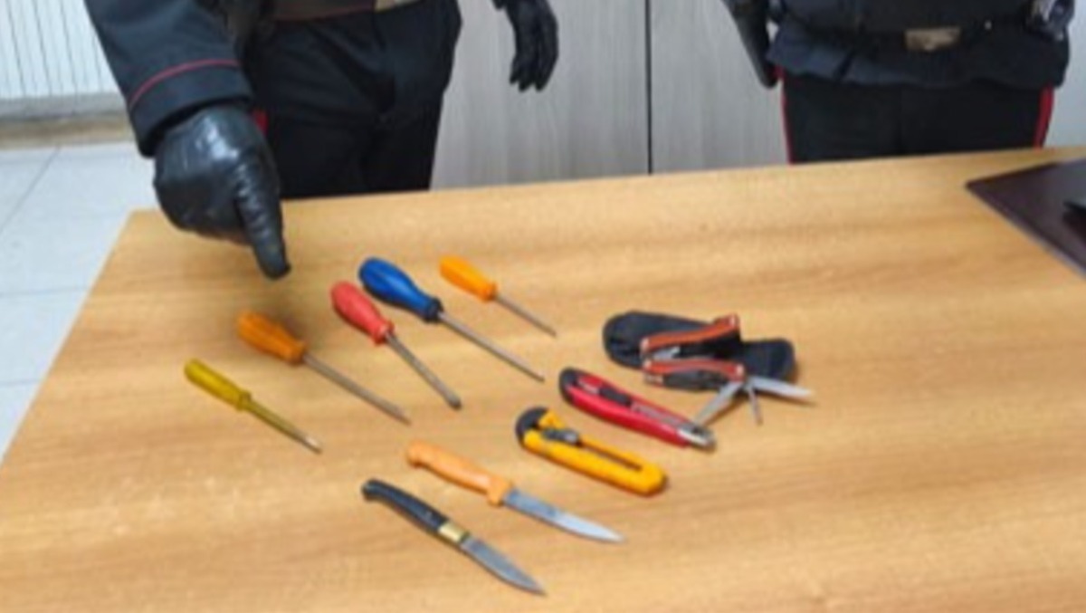 Latina, sorpreso senza assicurazione e con degli arnesi da scasso. - 