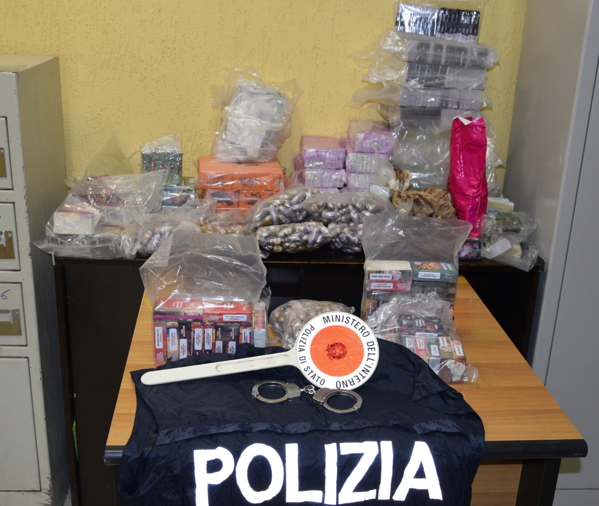 APRILIA - 54 CHILI DI HASHISH IN UN GARAGE, 2 ARRESTI - 