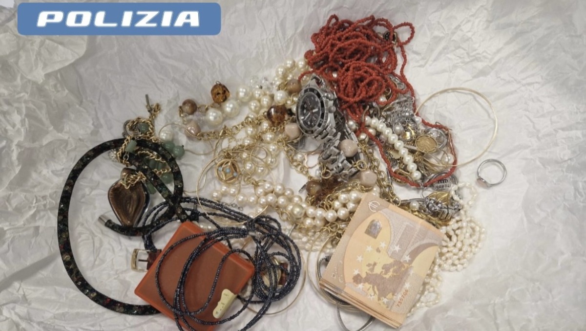 Truffatori in fuga, arrestati a Gaeta: recuperati denaro e oro - 
