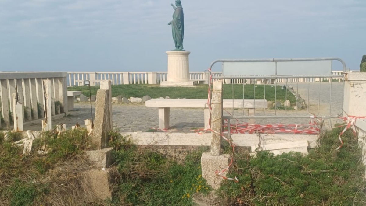Vandali scatenati ad Anzio: abbattute le balaustre in piazza Caduti di Nassiriya  - 