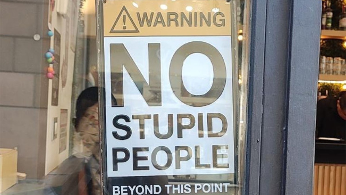 Rubano la borsa ad un'insegnante, i cittadini fermano i ladri e li consegnano  - 