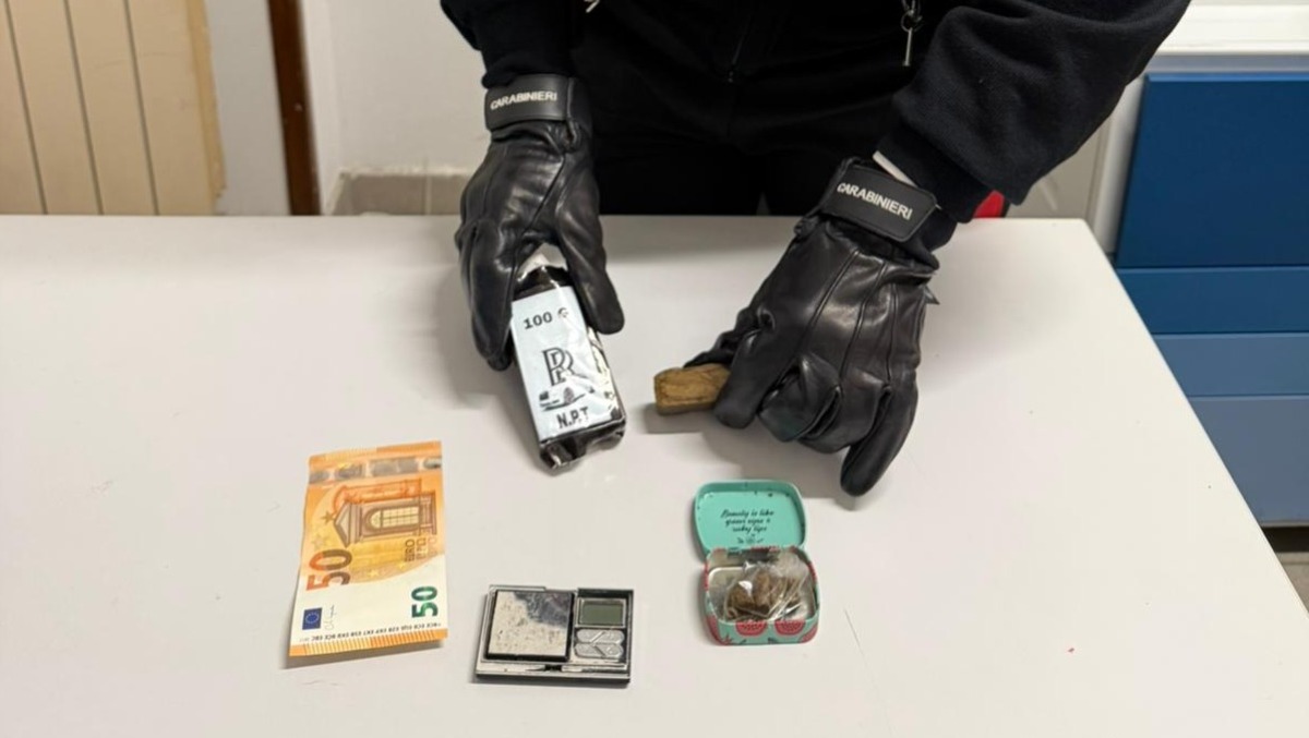 Tenta la fuga in scooter con la droga, bloccato sotto casa - 