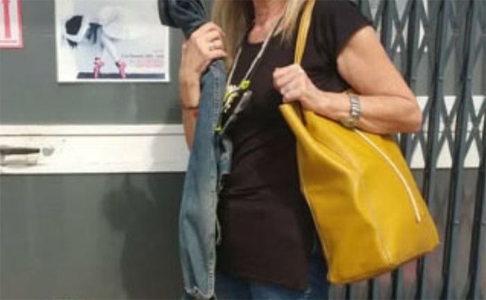 Aprilia, “le sono caduti i soldi dalla tasca”. E intanto le rubano la borsa. - 