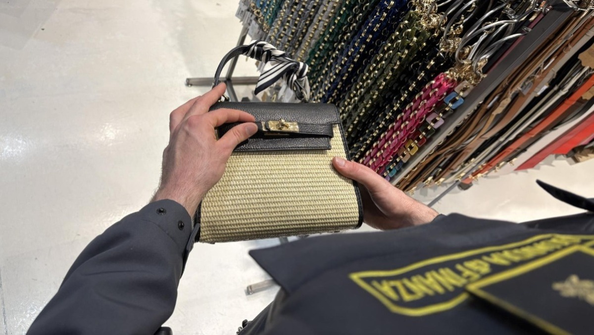 Sequestrati dalla Finanza 15.000 articoli contraffatti. Denunciate due persone. - 