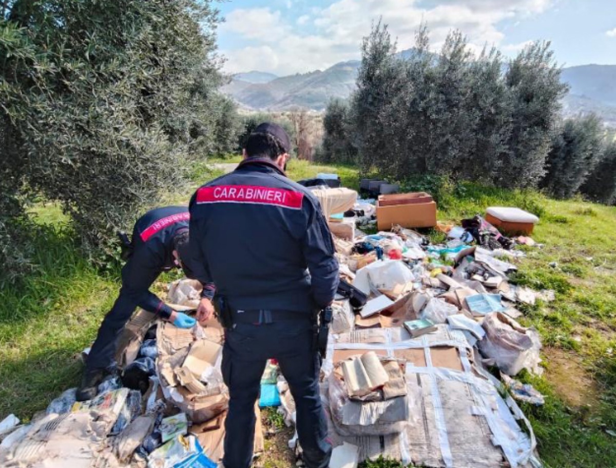 Gettarono rifiuti in un oliveto a Cori, denuncia e multa per due "svuotacantine" - 