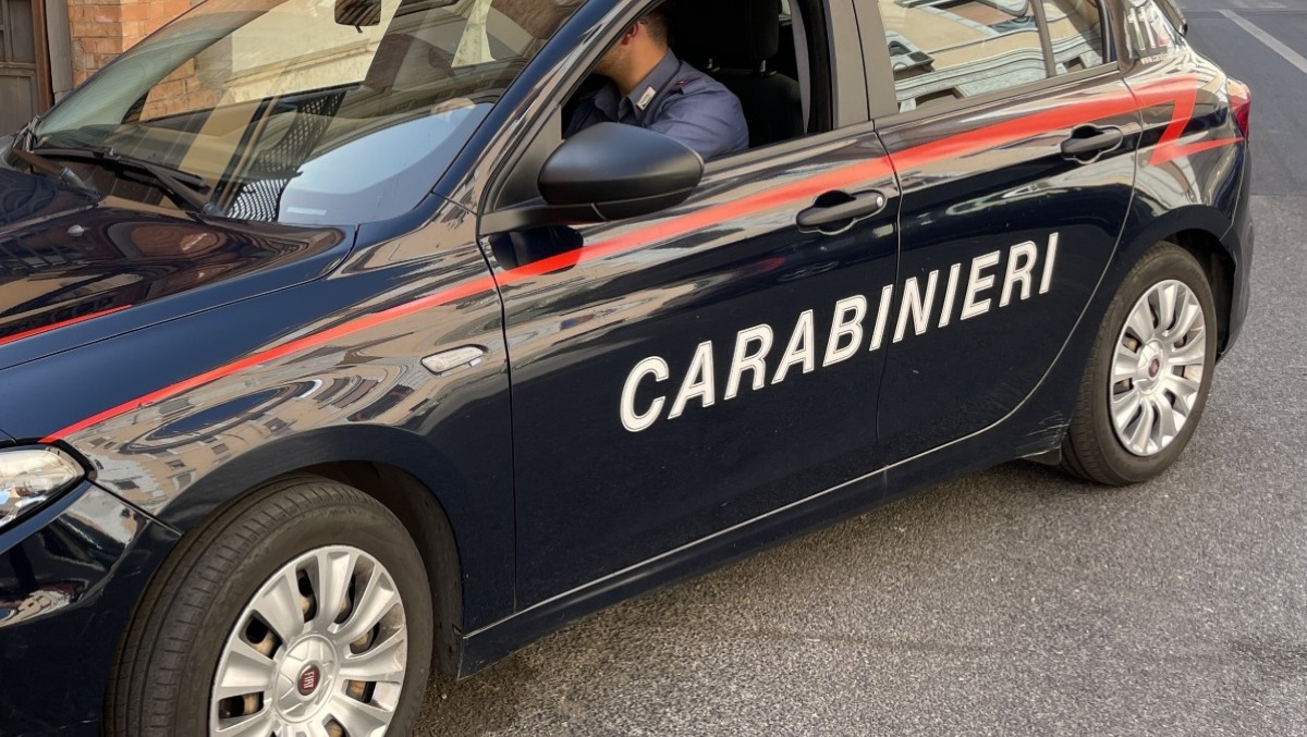 Aprilia - Rifiuta il braccialetto elettronico e aggredisce i carabinieri - 