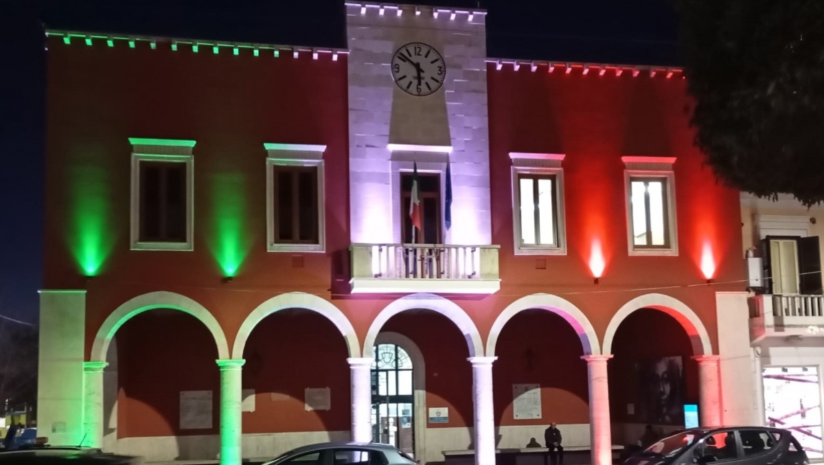 Unità nazionale, il Comune di Cisterna si illumina delle luci del Tricolore - 