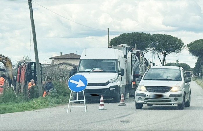 Aprilia, enorme perdita d’acqua tra via Roselli e via Carano. Acqualatina finalmente interviene. - 