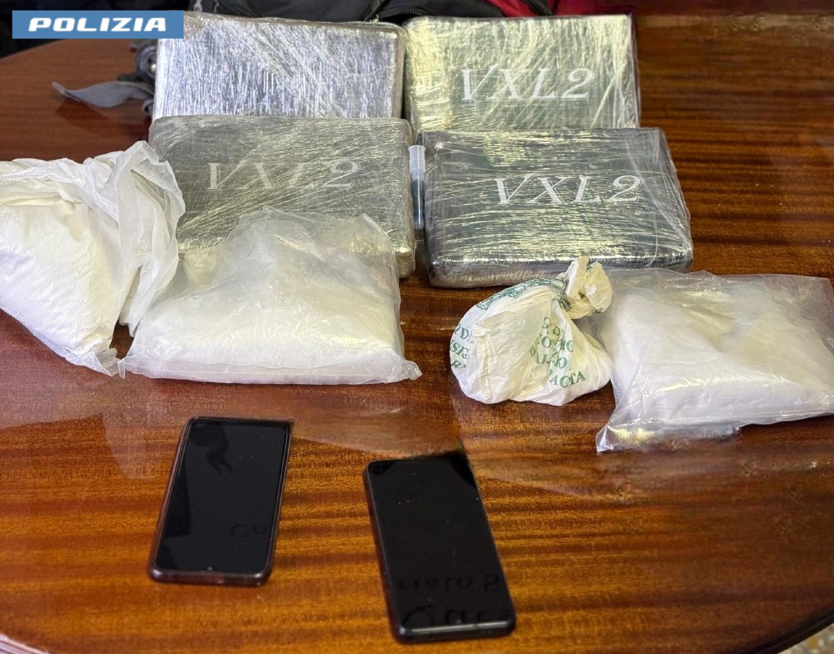 Scoperto “nido” della droga in house. Oltre 7 Kg di cocaina sequestrati dalla Polizia. - 