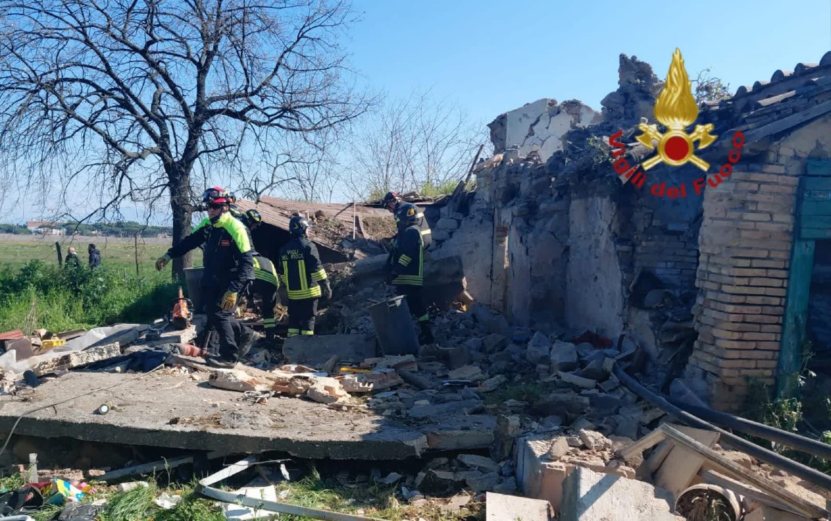 Tragedia al Parco degli Acquedotti, a Roma: due morti nel crollo di un solaio. - 