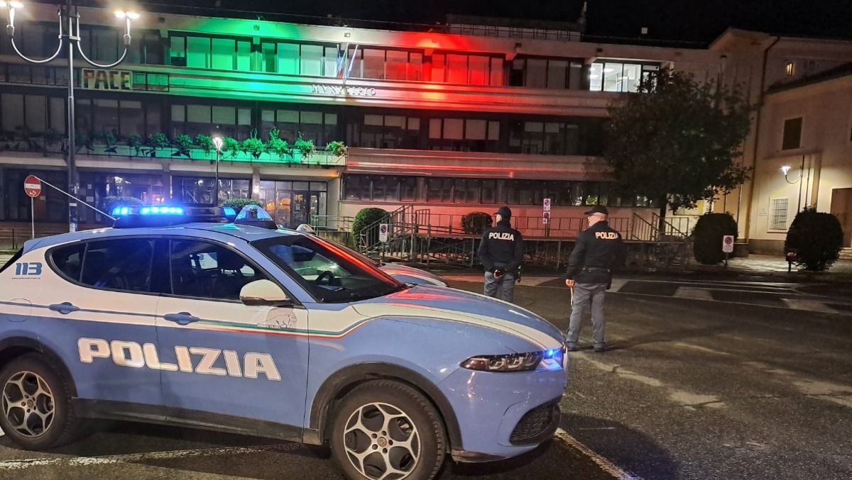 Aprilia - Girava con uno sfollagente in auto, denunciato - 