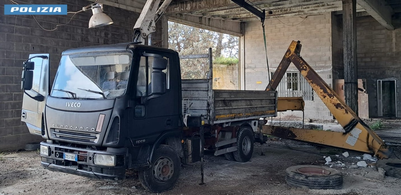 Autocarro e ferro rubati: la Polizia di Latina denuncia due italiani - 