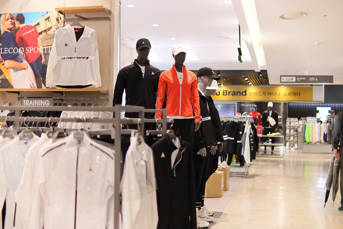 Latina, indossa la tuta rubata sopra il pigiama e fugge dal negozio. Bloccato dalla Polizia. - 