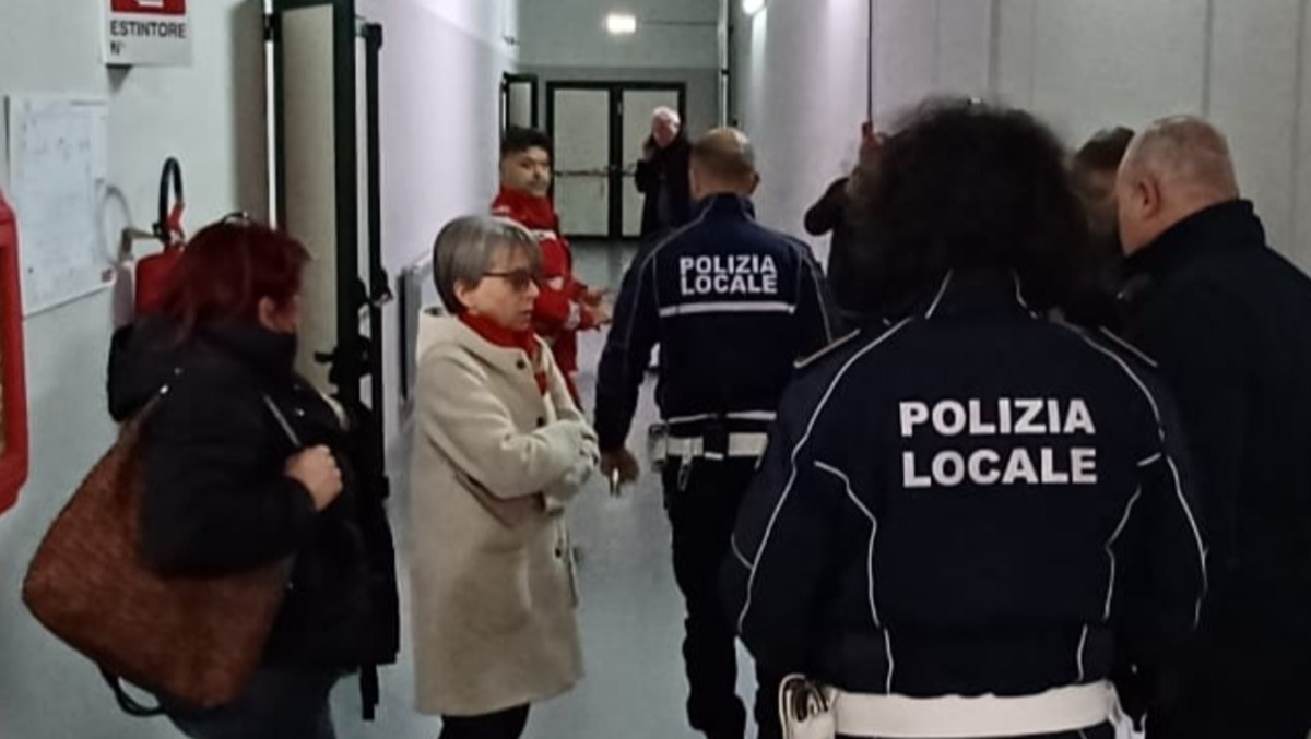 Anzio - Incendio in Corso Italia, 32 evacuati: sistemati in hotel e al Palazzetto - 